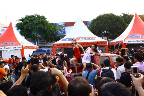 Wow! Wanita Seksi Cuci Mobil Pikap di IIMS 2011