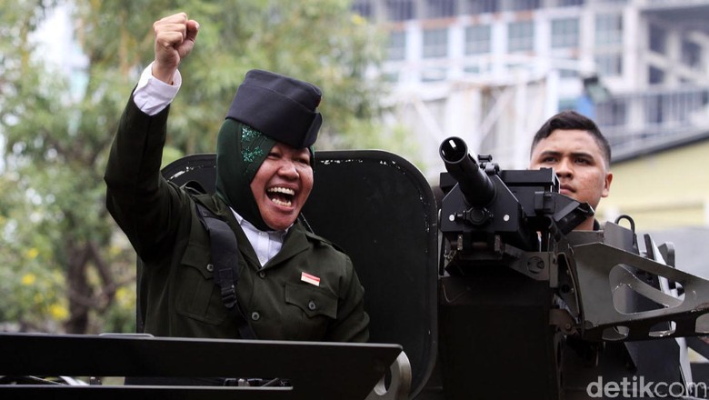 Pilkada Surabaya, Ketum PAN: Memang Ada yang Bisa Lawan Bu Risma? Pilkada Surabaya, Ketum PAN: Memang Ada yang Bisa Lawan Bu Risma?