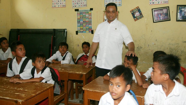 Menteri Anies Akan Tindak Tegas Sekolah yang Tidak Laksanakan PBP Menteri Anies Akan Tindak Tegas Sekolah yang Tidak Laksanakan PBP