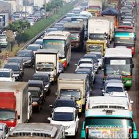 Truk Dievakuasi, Tol JORR dari Jatiasih Arah Pondok Indah Mengular 4 Km