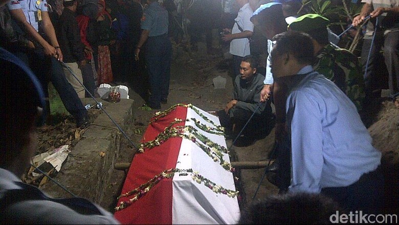 Upacara Militer Iringi Pemakaman Jenazah Peltu Ibnu Kohar di Mojokerto Upacara Militer Iringi Pemakaman Jenazah Peltu Ibnu Kohar di Mojokerto