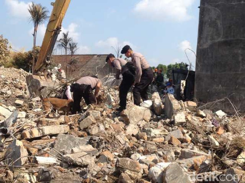 Anjing Pelacak Endus Sesuatu di Lokasi, Reruntuhan Digali Lagi