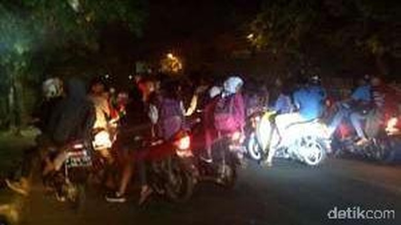 Polisi Bubarkan Tawuran saat SOTR di Samping FX Sudirman