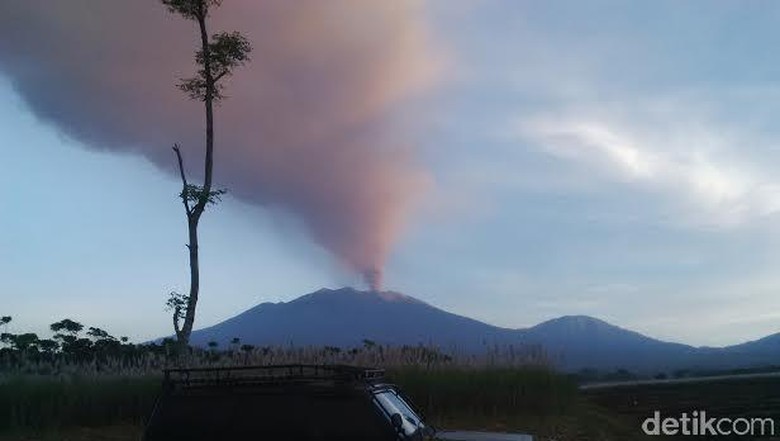 Gunung Raung Masih Keluarkan Abu Vulkanik