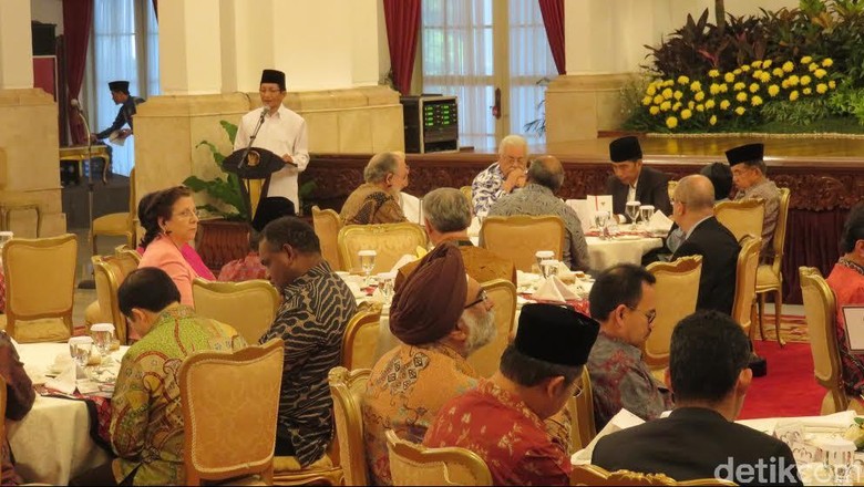 Jokowi, Menteri, Dubes Hingga Pimpinan Lembaga Buka Puasa di Istana