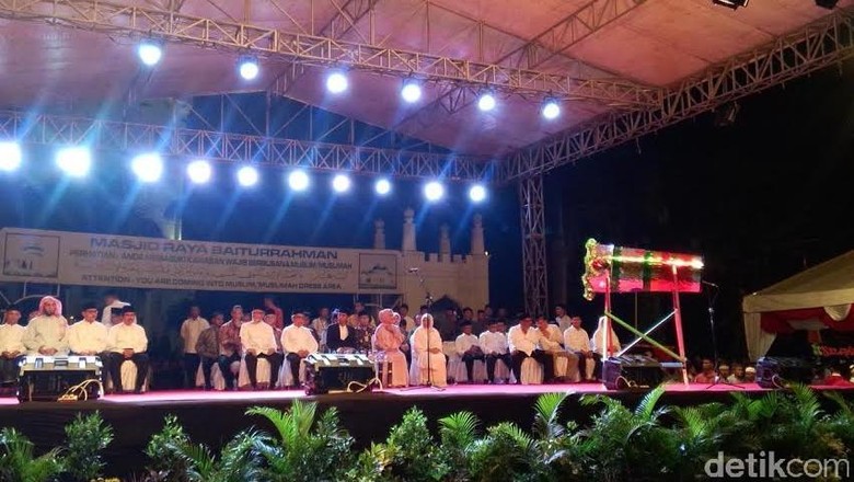 Bismillah! Jokowi Pukul Bedug Tanda Dimulainya Malam Takbir di Banda Aceh