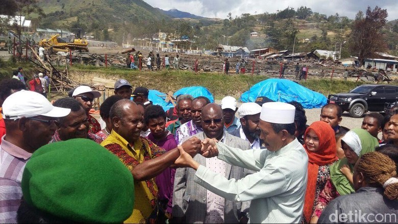 Damai! Pemimpin GIDI Pendeta Yunus Wenda dan Ustad Ali Bersalaman dan Berpelukan