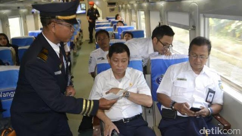 Aksi Menhub Jonan Pantau Kereta Argo Anggrek