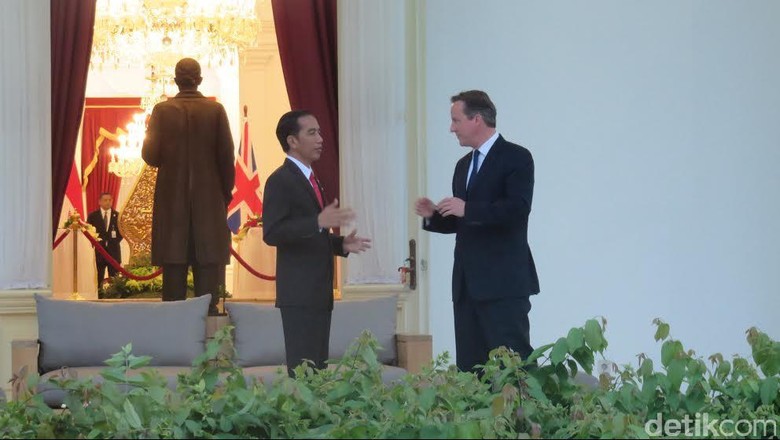 Jokowi dan PM Inggris Berbincang 4 Mata di Pelataran Istana