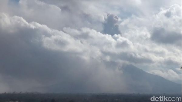 Gunung Sinabung Alami 20 kali Gempa, Sisi Timur Diselimuti Abu Vulkanik