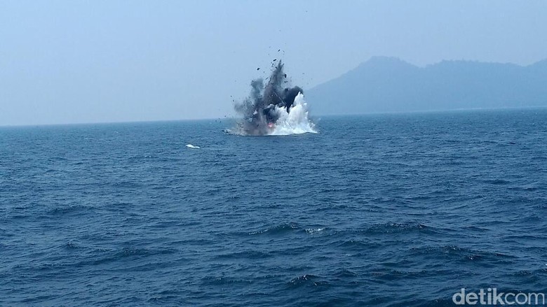 KKP dan TNI AL Meledakkan 38 Kapal Pelaku Illegal Fishing Secara Serentak