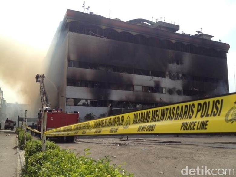 Api Berangsur Padam, Garis Polisi Dipasang di Lokasi Kebakaran Medan Plaza