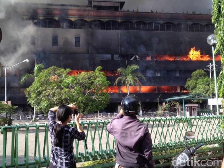 Penampakan Api yang Melahap Seluruh Lantai Gedung Medan Plaza