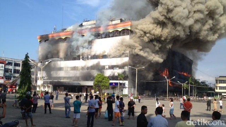 Terdengar Ledakan Berkali-kali, Polisi Imbau Warga Jauhi Gedung Medan Plaza