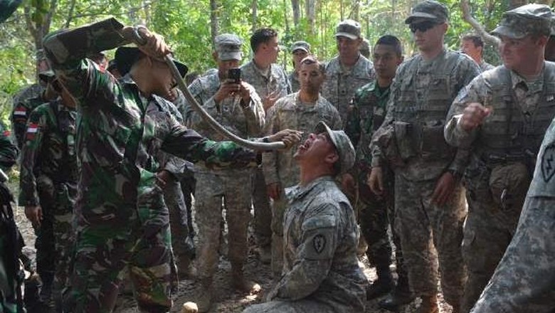 Prajurit Kostrad Ajari Tentara Amerika Makan Daun dan Minum Darah Kobra