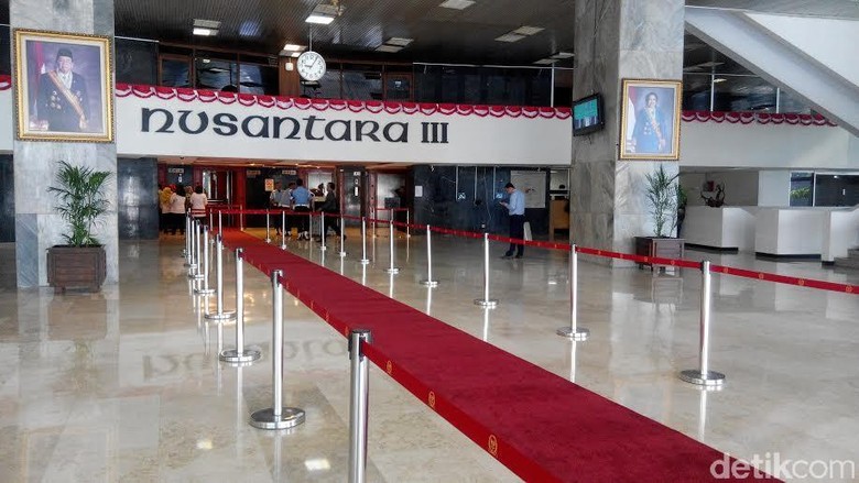 Ruhut: Gulung Karpet Merah di Gedung DPR!