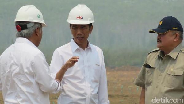 Jokowi Pantau Pembangunan Tol Trans Sumatera di Tengah Asap Tebal