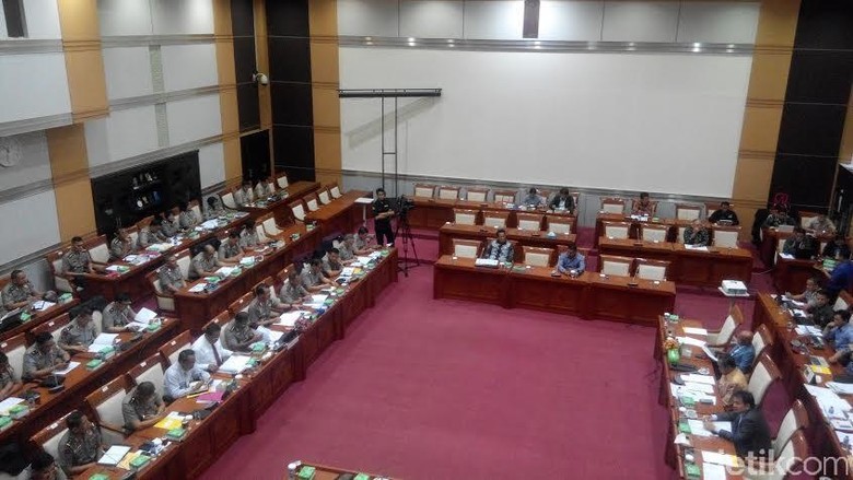 Rapat dengan Komisi III, Kapolri Minta Tambahan Anggaran Rp 20 T Rapat dengan Komisi III, Kapolri Minta Tambahan Anggaran Rp 20 T
