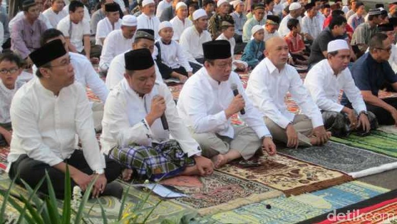 Teten Masduki dan Agung Laksono Salat Id di Kantor DPP Golkar