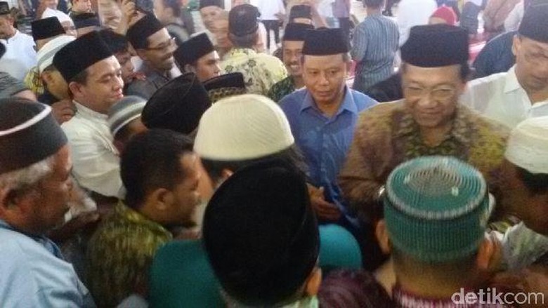 Sultan HB X Salat Id di Masjid Agung Bantul, Warga Berebut Salaman