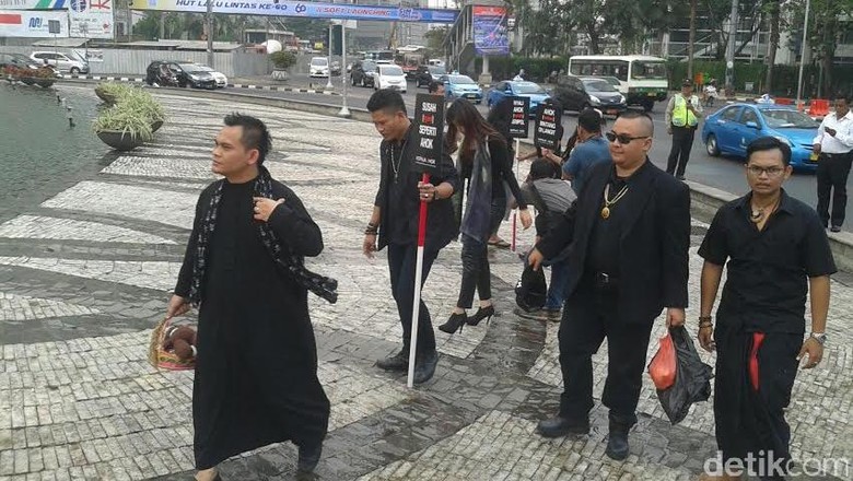 Mbah Mijan dkk Bacakan Mantera ke Boneka Ahok di Bundaran HI