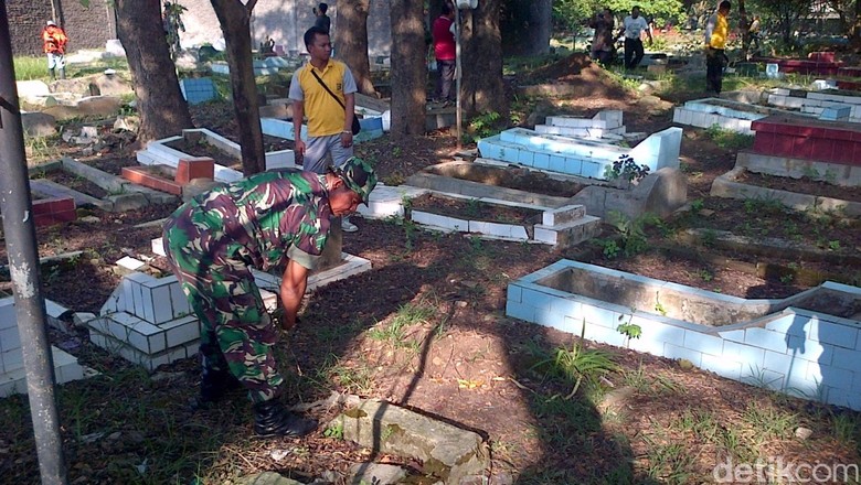 HUT ke-70 TNI, Polsek dan Koramil di Tangerang Kompak Bersihkan Pemakaman