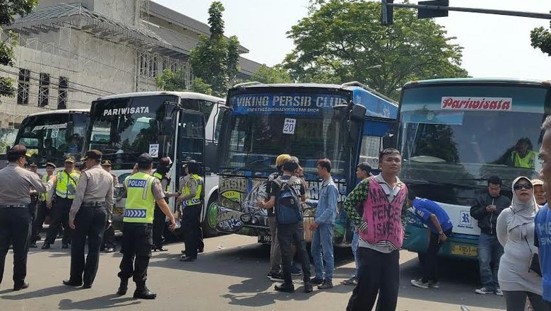 92 Bus dan 33 Truk Angkut Bobotoh dari Bandung ke GBK