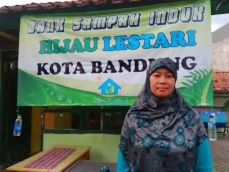 Elis Solihat berada di Bank Sampah Induk Hijau Lestari