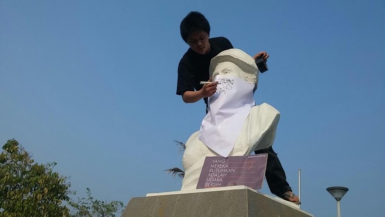 Kampanye Melawan Asap, Patung Pahlawan di Pantai Losari Ikut Bermasker