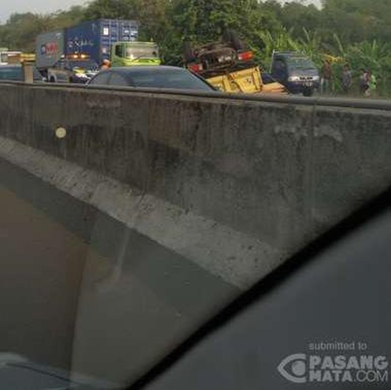 Truk Terbalik di Tol Karawang Km 60+400, Lalin Tersendat