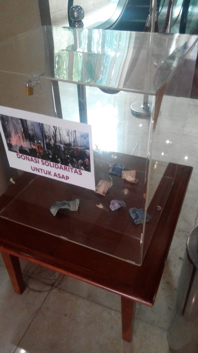 Kotak Sumbangan Asap di Gedung DPR Sepi Peminat Kotak Sumbangan Asap di Gedung DPR Sepi Peminat