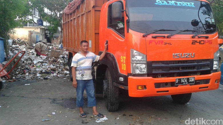 Kisah Sopir Truk Sampah DKI yang Diadang Massa di Cileungsi