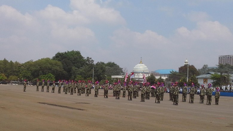 HUT ke-70 Marinir TNI AL, Siswa SD Gelar Parade Senjata