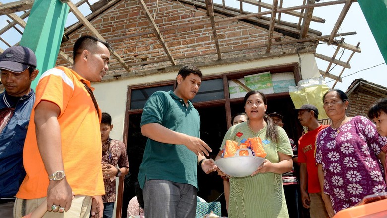 Wali Kota Kediri Sumbang Alat Masak hingga Sarung ke 3 Korban Rumah Roboh Wali Kota Kediri Sumbang Alat Masak hingga Sarung ke 3 Korban Rumah Roboh