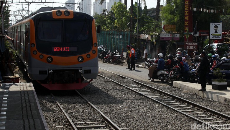 Ada Longsor di Cilebut, PT KCJ Minta Penumpang Pakai Moda Transportasi Lain Ada Longsor di Cilebut, PT KCJ Minta Penumpang Pakai Moda Transportasi Lain