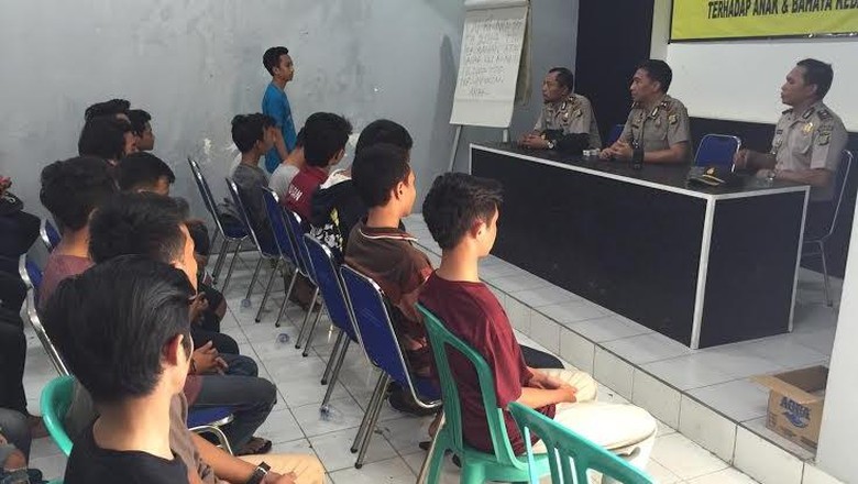 20 Pelajar Terjaring Razia Balap Liar, 3 Orang Kedapatan Bawa Senjata tajam 20 Pelajar Terjaring Razia Balap Liar, 3 Orang Kedapatan Bawa Senjata tajam