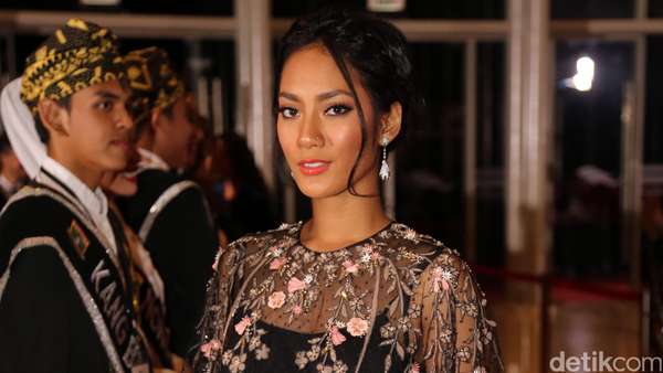 Keanggunan Para Artis di Red Carpet FFI 2015 Keanggunan Para Artis di Red Carpet FFI 2015