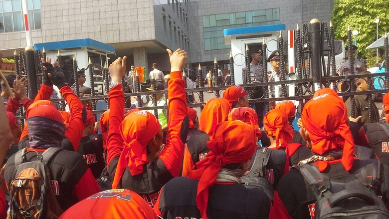 Puluhan Ribu Buruh Akan Kepung Istana Sabtu 6 Februari, Dilarang Long March Puluhan Ribu Buruh Akan Kepung Istana Sabtu 6 Februari, Dilarang Long March