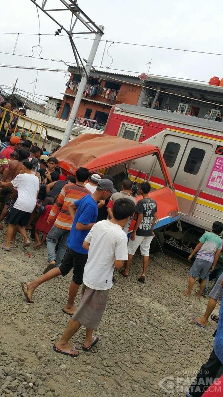 Metro Mini Tertabrak Commuter Line di Muara Angke, Lalin Macet 1 Km