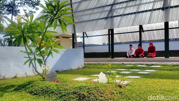 Sebelum Nyoblos, Calon Bupati Banyuwangi Anas Pilih Nyekar Sebelum Nyoblos, Calon Bupati Banyuwangi Anas Pilih Nyekar
