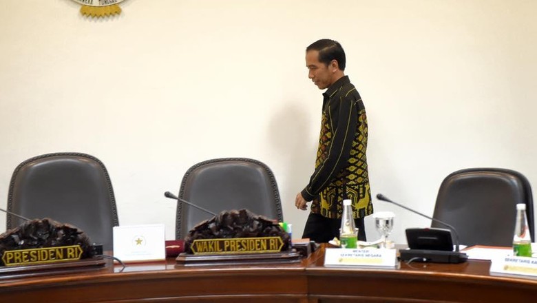 Tak Hanya Promosikan Batik, Jokowi Juga Banggakan Tenun Ikat Flores