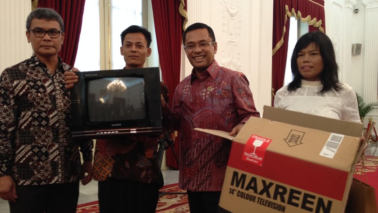 Kagum dengan TV Rakitan Kusrin, Jokowi Beri Tambahan Modal