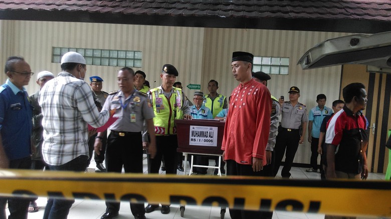 Isak Tangis Keluarga Iringi Penyerahan Jenazah Teroris Thamrin di RS Polri