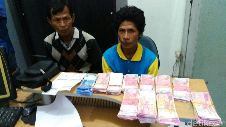 2 Pria ini Ditangkap di Bandara Juanda karena Bawa Uang Palsu Rp 109 Juta 2 Pria ini Ditangkap di Bandara Juanda karena Bawa Uang Palsu Rp 109 Juta