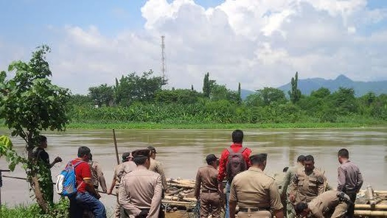 Petugas Gabungan di Kediri Hanyutkan dan Bakar Perahu Penambang Liar Petugas Gabungan di Kediri Hanyutkan dan Bakar Perahu Penambang Liar