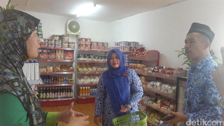 Ketua LSM Hijau Lestari (kiri) sedang berbincang dengan pembeli di HL Ecomart