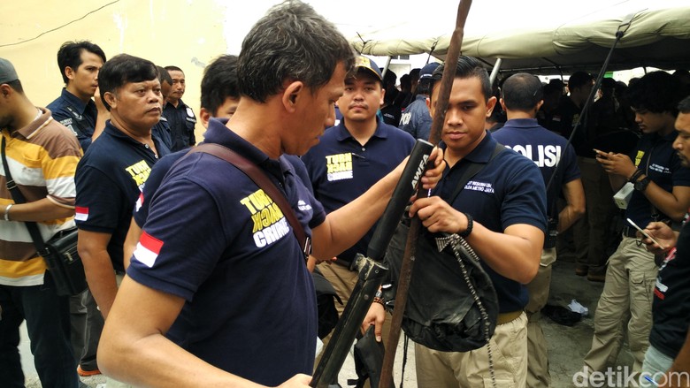 Polisi Temukan 400 Anak Panah di Kafe Daeng Aziz, Diduga untuk Serang Aparat