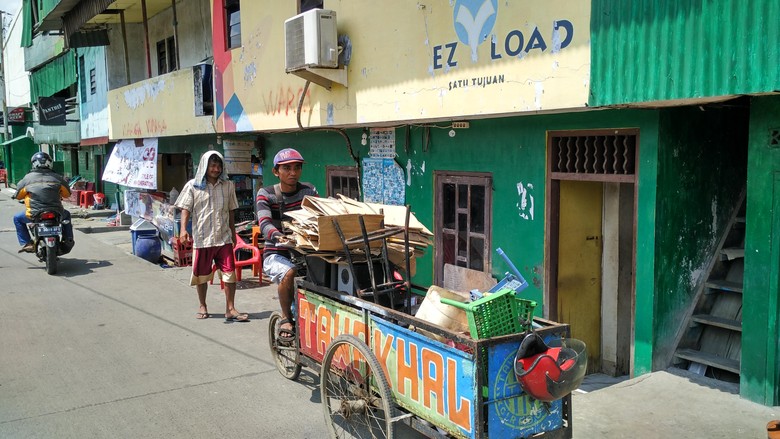 Para Tukang Loak Meraup Untung dari Kalijodo Para Tukang Loak Meraup Untung dari Kalijodo