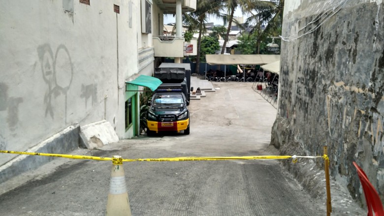 Pemilik Wisma di Kalijodo Angkut Perabotan, Kafe Daeng Aziz Digaris Polisi Pemilik Wisma di Kalijodo Angkut Perabotan, Kafe Daeng Aziz Digaris Polisi