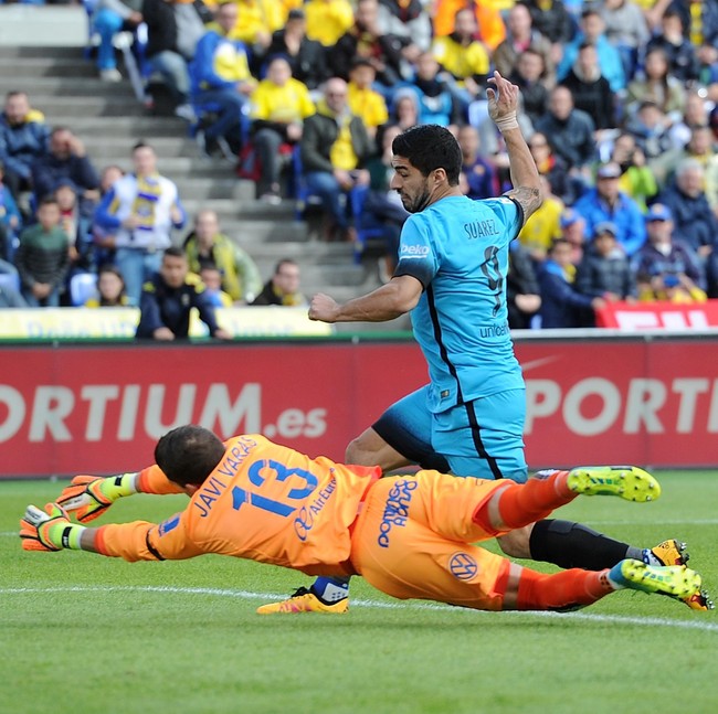 Suarez-Neymar Bawa Barca Atasi Las Palmas 2-1